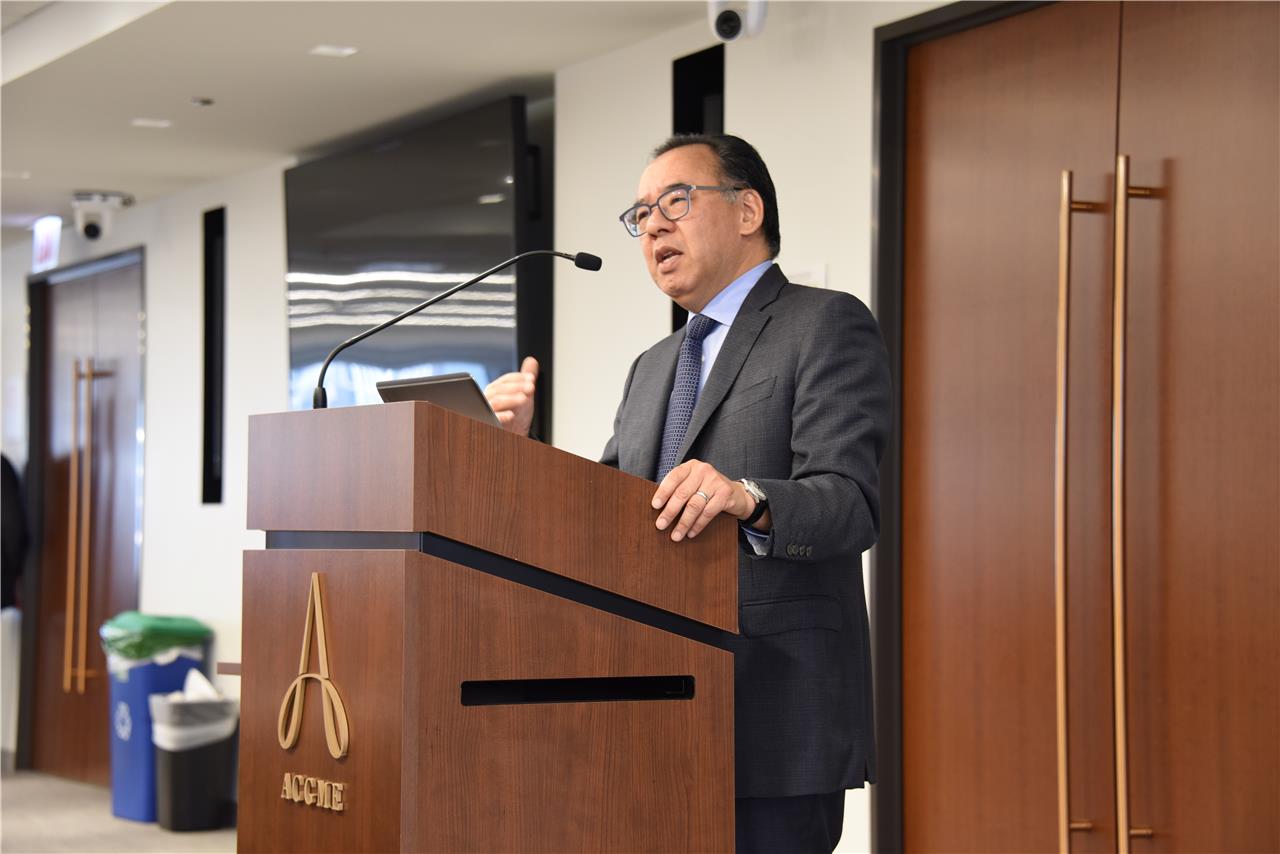 Dr. Arno K. Kumagai presents as part of the Baldwin Seminar Series on June 26, 2019